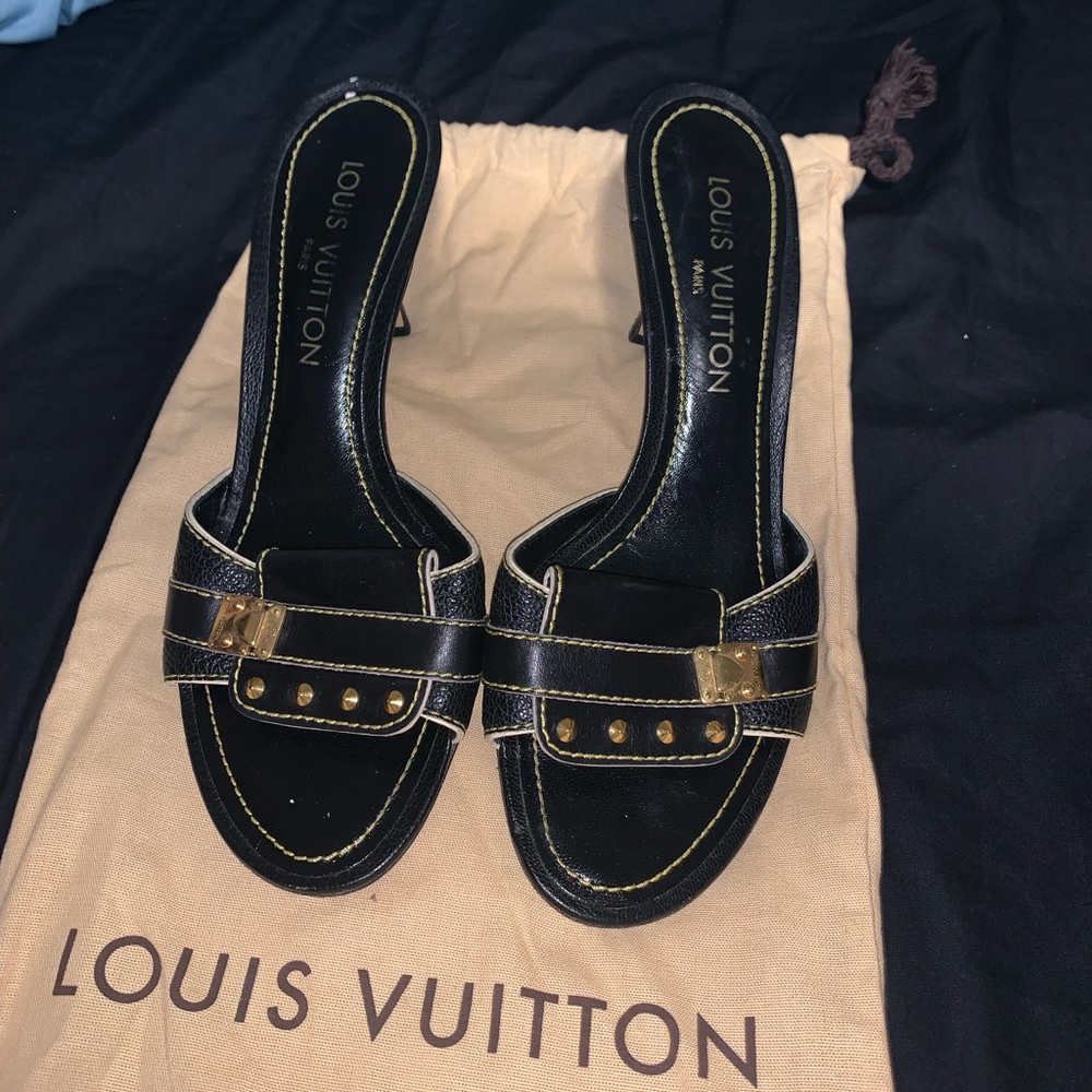 Woman’s Louis Vuitton pumps